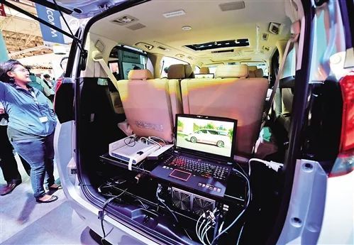 5G自動(dòng)駕駛汽車內(nèi)的汽車收發(fā)設(shè)備展示.jpg